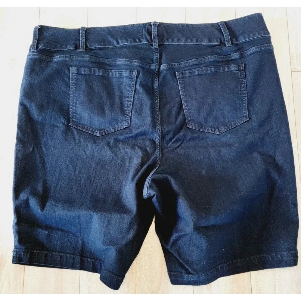 Torrid 28 Denim Jegging Bermuda Shorts‎ Dark Wash High Rise 3-Button NWOT